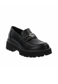 Mocasín de piel negra con suela de plataforma gruesa, que presenta un acento metálico en la correa y una textura suave. Diseño de punta redonda.