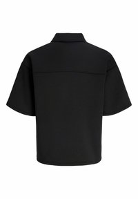 Chemise noire à manches courtes avec col, coupe ample et détail de couture sur le haut du dos, vue de dos sur fond blanc.