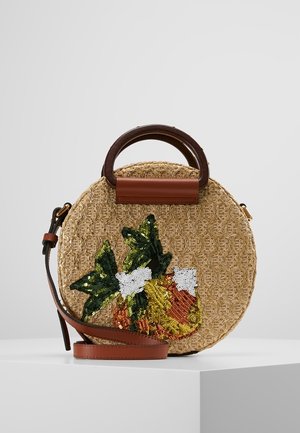 Ronde rieten handtas met een houten handvat, voorzien van een kleurrijk, met pailletten versierd ananasontwerp. Inclusief een afneembare leren schouderriem.