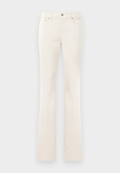 Jeans rectos blancos con botones frontales y bolsillos, exhibidos contra un fondo blanco liso.