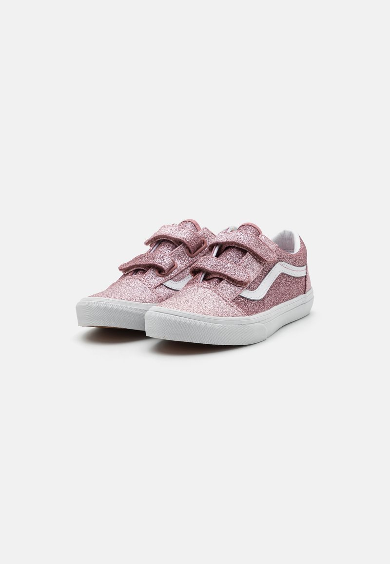 Sneakers rosa luccicanti con accenti bianchi e due cinturini in velcro regolabili. Design leggero e superficie testurizzata per un maggiore interesse visivo.
