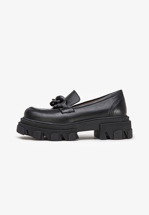 Sorte læder loafers med en chunky, savtakket sål og en dekorativ knudefunktion foran. Glat tekstur og minimalistisk design.