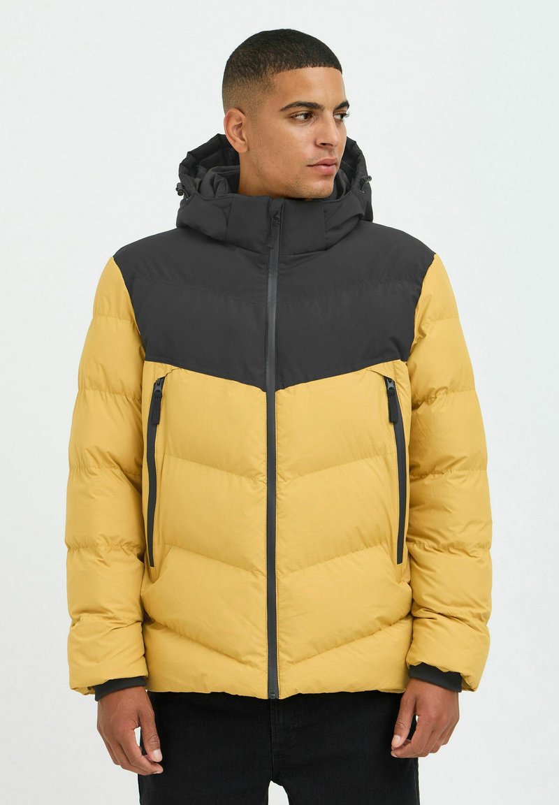 Gelb und schwarze Daunenjacke mit Kapuze, diagonal gestepptem Muster, Reißverschlusstaschen und einem kontrastreichen Farbstreifen-Design.