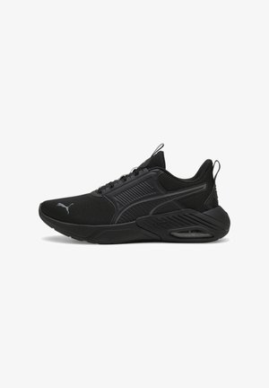 Chaussures de sport noires avec tige en maille, détails texturés et col rembourré. Dotées d'un logo proéminent et d'une semelle rembourrée avec unité d'air.