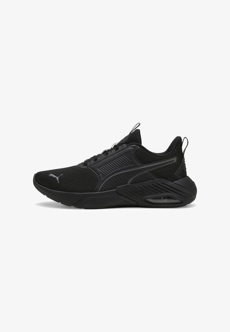 Czarne buty sportowe z siateczkowej cholewki, z teksturowanymi detalami i wyściółką w kołnierzu. Zawierają wyraźne logo oraz amortyzującą podeszwę z jednostką powietrzną.