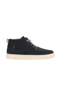 Chaussure montante noire avec des lacets et une semelle beige, présentant une texture lisse, des coutures minimales et un petit logo sur le côté.