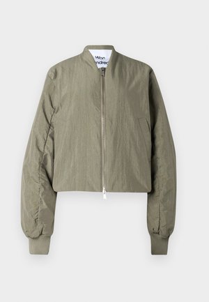 Veste bomber courte vert olive, avec fermeture éclair, poignets côtelés et un tissu lisse légèrement texturé. Design simple sans motifs.