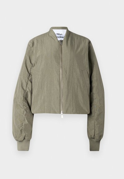 Olivza zaļa cropped bomber jaka ar rāvējslēdzēju, ribotām piedurknēm un gludu, viegli teksturētu audumu. Vienkāršs dizains bez rakstiem.
