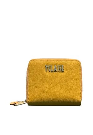 Portafoglio giallo con texture e chiusura a zip, caratterizzato da un accento con logo metallico sul davanti. Forma compatta e rettangolare con finitura liscia.