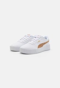 Bijele tenisice s teksturiranim gumenim potplatom, podstavljenim ovratnikom i vezicama. Bočni detalj sadrži leopard uzorak s zlatnim brendingom.