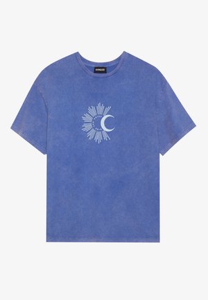 T-shirt en coton de couleur lavande décolorée avec des manches courtes. Doté d'un graphique représentant un soleil blanc et une lune croissante au centre. Conception à col rond.
