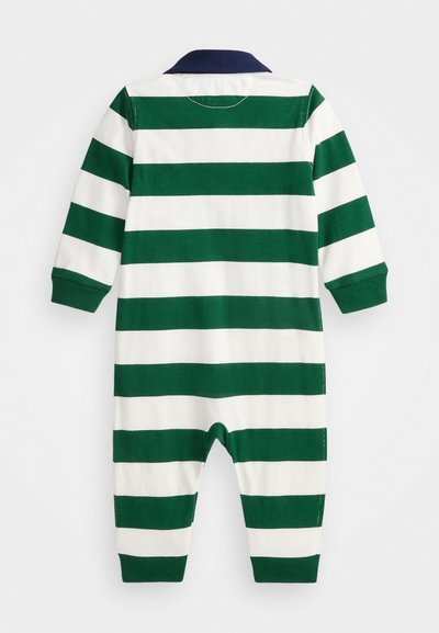 Macacão de bebé às riscas verde e branco, com colarinho azul-marinho, mangas compridas e punhos elásticos nos tornozelos. Material de algodão suave.