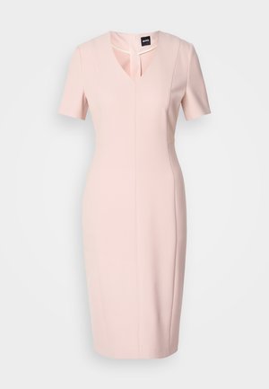 Abito aderente rosa chiaro con maniche corte, scollatura a V e dettaglio cutout frontale. Realizzato in tessuto liscio con una silhouette su misura.