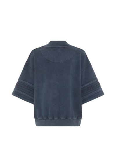 Pull-over gris foncé à manches courtes avec des manches larges ornées de rayures horizontales texturées et un ourlet et col côtelés, vu de dos.