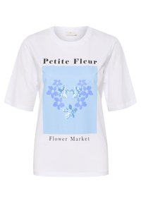 Balta trumpa rankovėmis marškinėliai su mėlyna grafika, gėlių raštais ir blizgučiais, užrašai "Petite Fleur" ir "Flower Market."