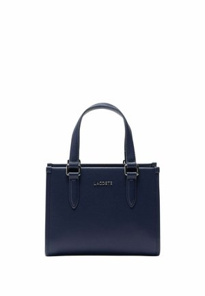 Sac à main en cuir texturé bleu marine avec deux anses et logo Lacoste argenté centré sur le panneau avant.