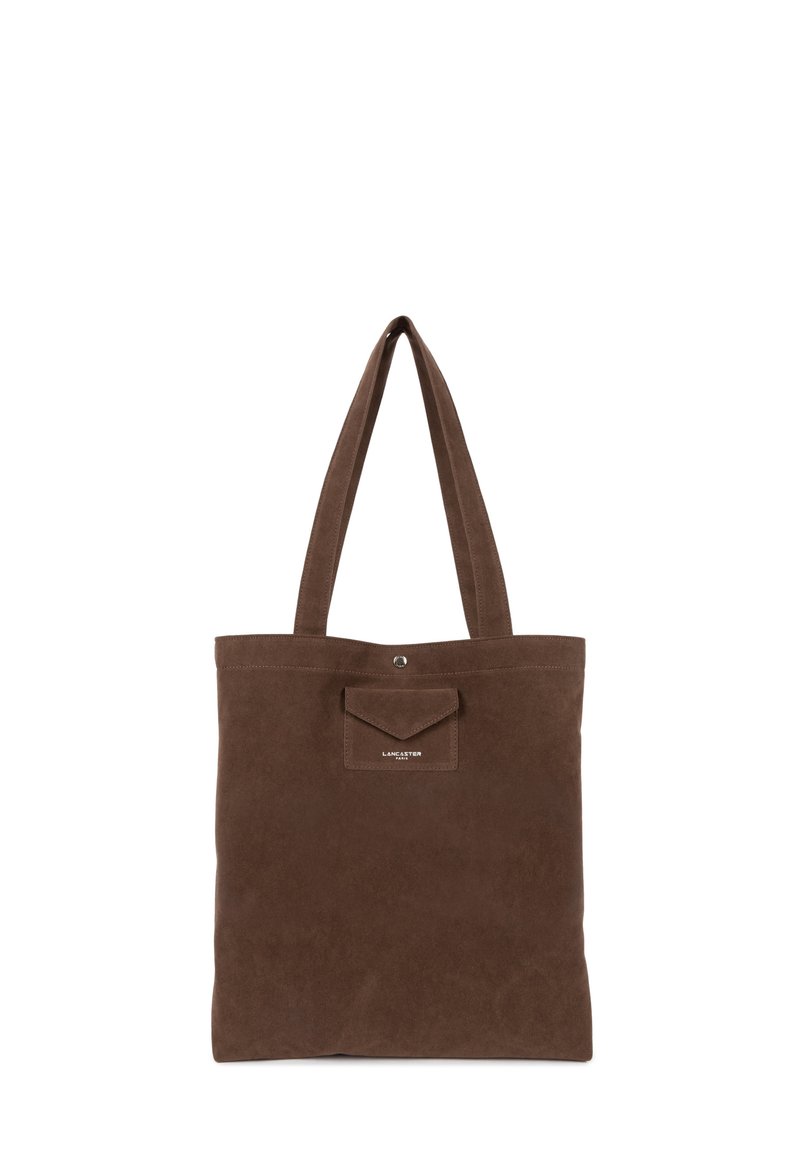 Borsa tote in suede marrone con due manici, tasca frontale con chiusura a patta e logo del marchio impresso. Texture morbida e forma rettangolare.