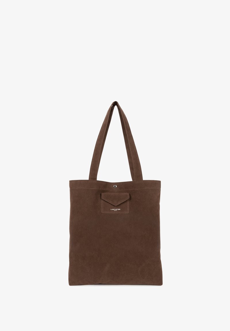 Borsa tote in suede marrone con due manici, tasca frontale con chiusura a patta e logo del marchio impresso. Texture morbida e forma rettangolare.