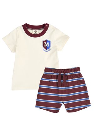 Roomwit shirt met korte mouwen en bordeauxrode kraag, met een schildlogo naast gestreepte bordeauxrode, blauwe en witte elastische shorts met trekkoord in de taille.