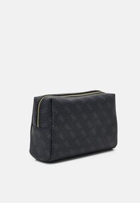 Trousse de maquillage noire zippée en matériau synthétique, avec un motif logo subtil répété et une texture lisse. Forme compacte et rectangulaire.