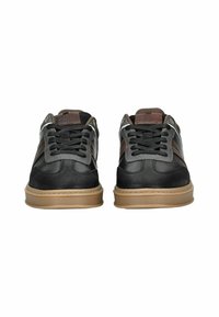 Zwarte leren sneakers met bruine accenten, vetersluiting, gevoerde zool en gestructureerde panelen. Bevat een logo op de tong en zijkant.