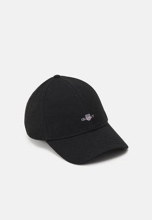 Svart baseballcap med buet skygge, laget av glatt stoff, med en liten brodert logo i hvitt og rosa på fronten.