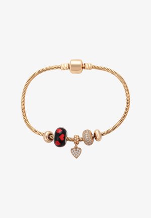 Guldfarvet slangekædearmbånd med perler: en sort perle med røde hjerter, en tekstureret guldperle, en krystalbesat charm og et hjerteformet vedhæng.