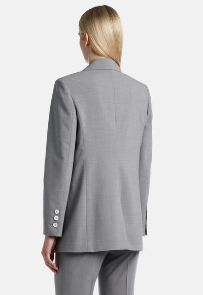 Gray tailored blazer featuring a structured design, single vent, and four-button cuffs. Made of twill fabric with a smooth texture.