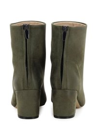 Groene suède enkellaarsjes met een blokhak, met een ritssluiting aan de achterkant en een gladde textuur. De laarsjes hebben een ronde neus en strakke lijnen.