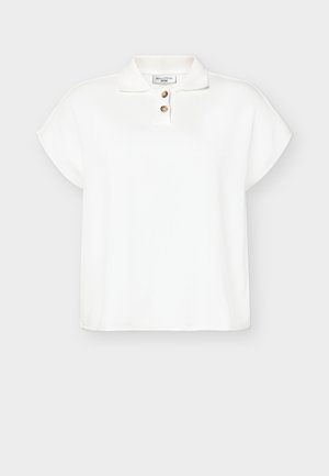 Valge lühikeste varrukatega polomehe särk kahe nupuga ja volditud kraega, laytud tasaselt lihtsa heleda tausta vastu.