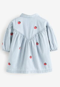 Blaue und weiße gestreifte Bluse mit kurzen Puffärmeln, die mit gestickten roten Erdbeeren und einem gerafften Rücken-Design versehen ist.
