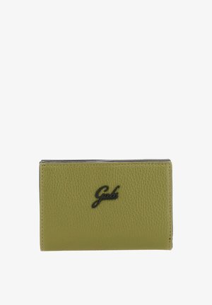 Portafoglio verde in pelle con finitura testurizzata, caratterizzato da un logo nero in rilievo e bordi cuciti. Forma rettangolare compatta, design minimalista.