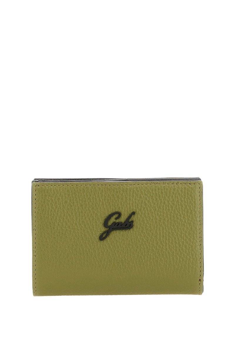 Portafoglio verde in pelle con finitura testurizzata, caratterizzato da un logo nero in rilievo e bordi cuciti. Forma rettangolare compatta, design minimalista.