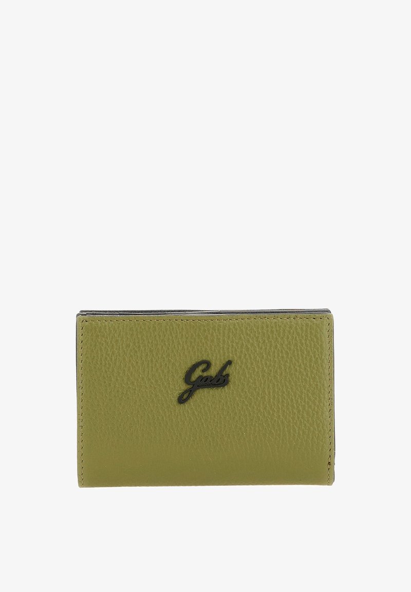 Portafoglio verde in pelle con finitura testurizzata, caratterizzato da un logo nero in rilievo e bordi cuciti. Forma rettangolare compatta, design minimalista.