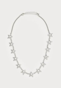 Sølv kæderekæde med elleve stjerneformede charms, hver med en klar central ædelsten, og en justerbar lås.