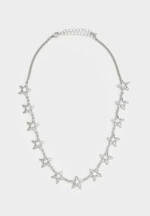 Ασημένια αλυσίδα κρεμαστάρι με έντεκα charms σε σχήμα αστεριού, το καθένα με ένα διάφανο κεντρικό πολύτιμο λίθο και ρυθμιζόμενο κλείσιμο.