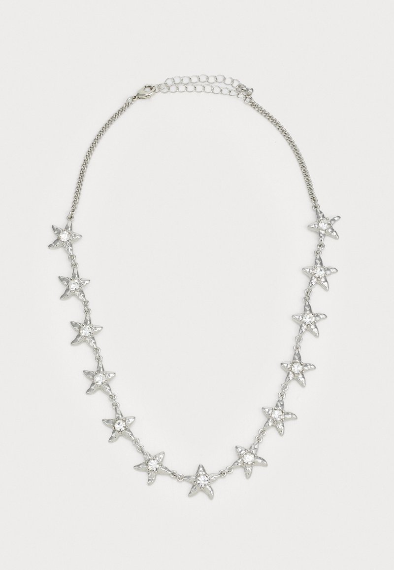 Sølv kæderekæde med elleve stjerneformede charms, hver med en klar central ædelsten, og en justerbar lås.