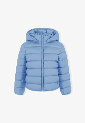 Veste matelassée bleu clair avec un matelassage horizontal, fermeture éclair avant, manches longues et capuche rembourrée attachée, présentée sur fond blanc.