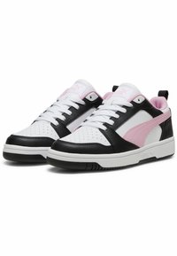 Hvide og sorte sneakers med lyserøde detaljer, der har en rund tå, perforerede sektioner og flade snørebånd. Indeholder en strop ved hælen.