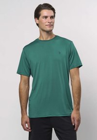 Groen T-shirt met korte mouwen gemaakt van glad, ademend materiaal; heeft een klassieke ronde hals en een klein logo op de linkerborst.