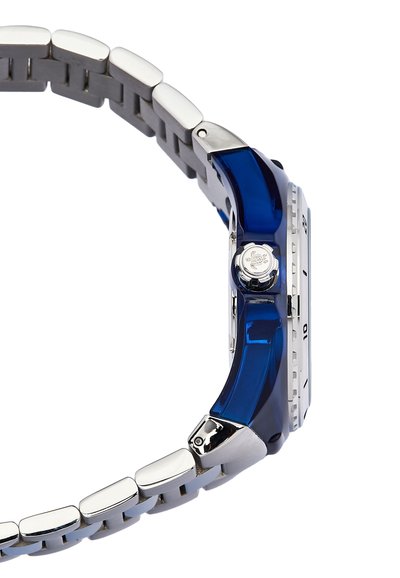 Reloj de acero inoxidable plateado con caja de resina azul, esfera redonda y correa de metal. Cuenta con una corona y un bisel numerado.