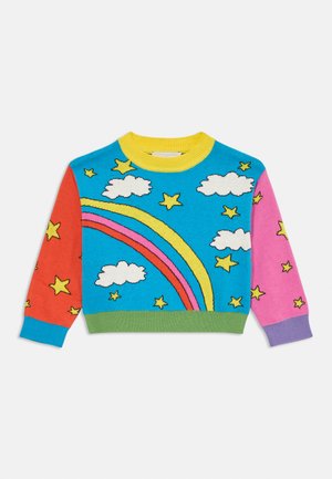 Lyse barnegenser med røde og rosa ermer, blå kropp med gule stjerner, hvite skyer og et flerfarget regnbue-mønster.