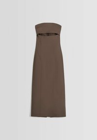 Robe midi marron sans bretelles avec corsage ajusté et jupe droite, étendue à plat sur un fond gris clair.