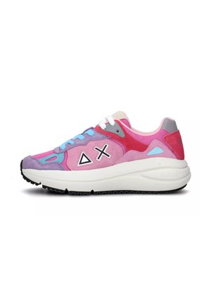 Sneaker colorato in tonalità di rosa, viola e blu; presenta una tomaia in materiali misti con accenti geometrici e lacci bianchi. Suola bianca spessa.
