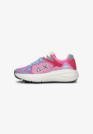 Sneaker colorato in tonalità di rosa, viola e blu; presenta una tomaia in materiali misti con accenti geometrici e lacci bianchi. Suola bianca spessa.