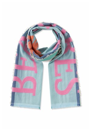 Hellblauer Schal mit großen pinkfarbenen Buchstaben, marineblauen Kanten und einem orange-blauen abstrakten Muster, locker zusammengerollt.