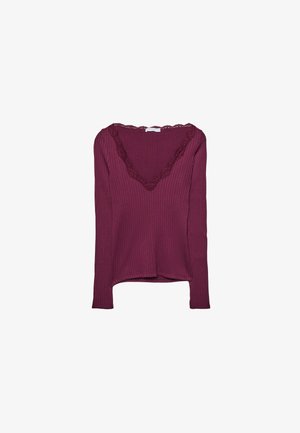 Top en tricot côtelé à manches longues de couleur bourgogne profond avec un décolleté en V bordé de dentelle.