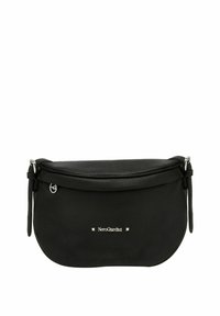 Schwarze Leder-Crossbody-Tasche mit einer geschwungenen Form, Reißverschluss, verstellbarem Tragegurt und silbernen Beschlägen. Verfügt über ein Logo und ein minimalistisches Design.