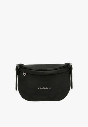 Bolso cruzado de cuero negro con forma curva, cierre de cremallera, correa ajustable y herrajes plateados. Presenta un logo y un diseño minimalista.