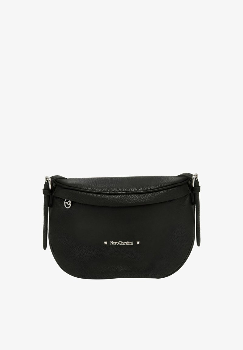 Schwarze Leder-Crossbody-Tasche mit einer geschwungenen Form, Reißverschluss, verstellbarem Tragegurt und silbernen Beschlägen. Verfügt über ein Logo und ein minimalistisches Design.